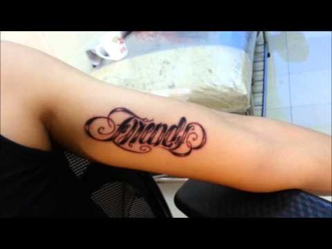 Hình xăm chữ "Friend" trên cổ tay