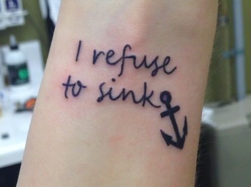 Hình xăm chữ "Refuse to sink" tinh tế trên cổ chân