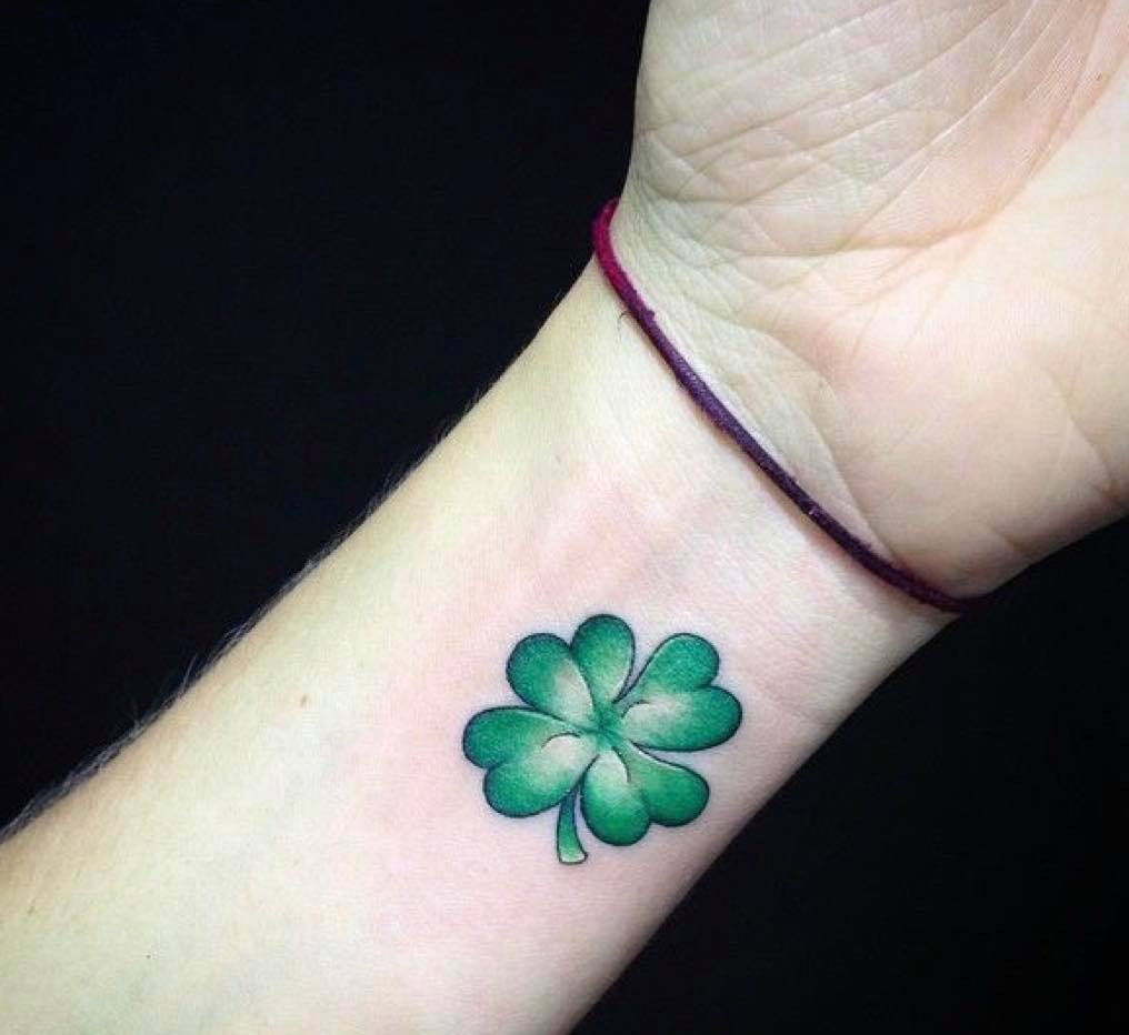 Hình xăm cỏ 4 lá nhỏ nhắn được xăm ở cổ tay