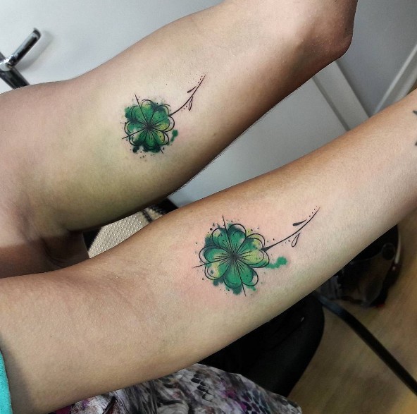 Mẫu hình xăm cỏ 4 lá sáng tạo ở chân