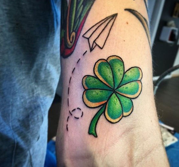 Hình xăm cỏ 4 lá nhỏ nhắn trên cổ tay