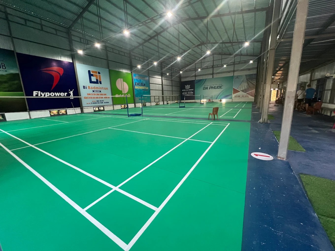 Sân cầu lông Đa Phước với mặt thảm xanh tiêu chuẩn thi đấu