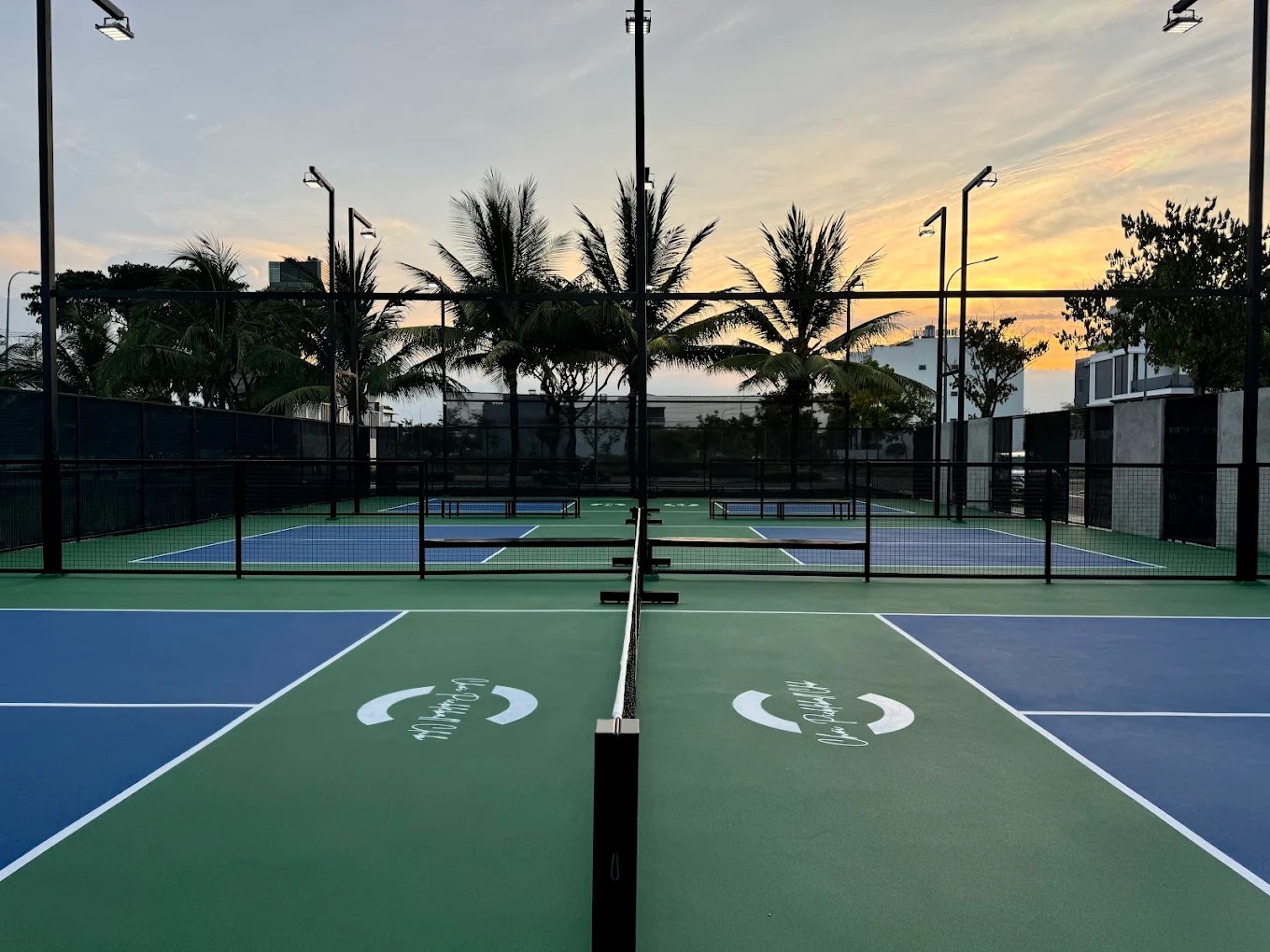 Sân Chơi Pickleball Club nằm trong khu đô thị FPT City xanh mát