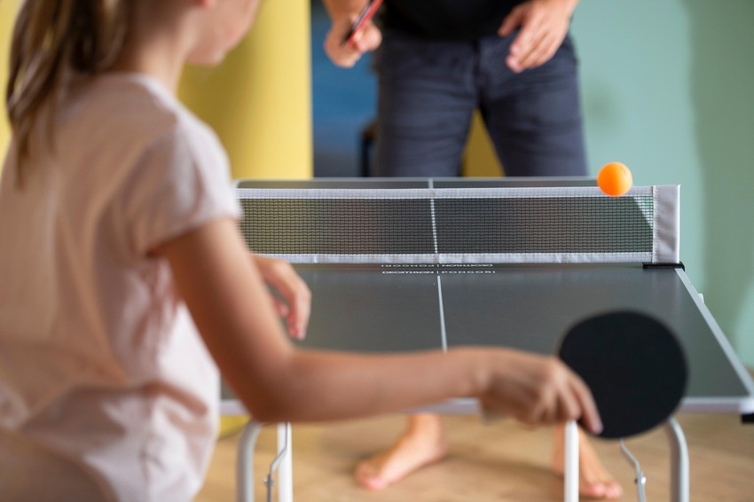 Khi giao bóng, người chơi cần tung bóng cao tối thiểu 16cm so với mặt bàn