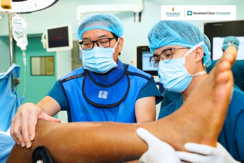 Giáo sư Trần Trung Dũng cùng đồng sự kiểm tra tình trạng của Xuân Sơn.