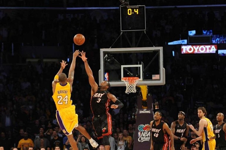 Mỗi khi một cầu thủ giành quyền kiểm soát bóng sống trên sân, đội của cầu thủ đó cần thực hiện ném rổ trong vòng 24 giây