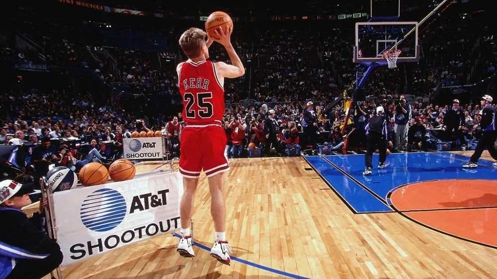 Mỗi cú ném rổ thực hiện từ bên ngoài đường ba điểm của đối thủ đều mang lại 3 điểm cho đội ném rổ thành công