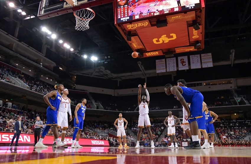 Số lượng quả ném phạt và quyền sở hữu bóng sẽ phản ánh tổng số lỗi đã xảy ra trong trận đấu