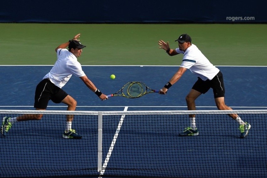 Nếu trong một set đấu, thứ tự giao bóng bị thay đổi, thứ tự đó sẽ phải được duy trì đến cuối set và thay đổi lại ở ván tiếp theo (Decathlon)