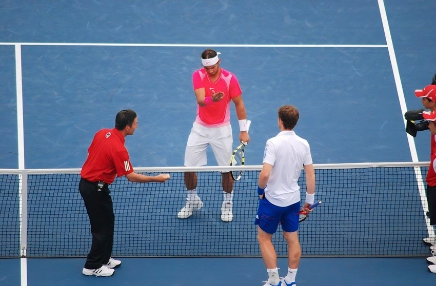 Người chơi sẽ được trọng tài cho bốc thăm đồng xu để làm căn cứ chọn sân và người giao bóng (Decathlon)