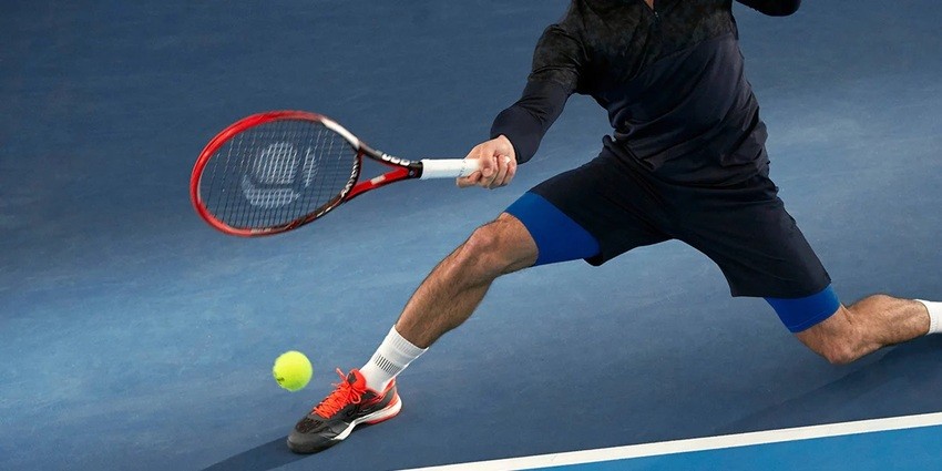 Người giao bóng chỉ được phép thực hiện cú giao bóng khi đối thủ đã sẵn sàng đỡ (Decathlon)