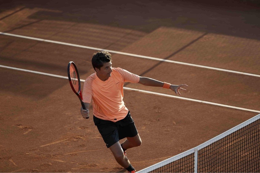 Người giao bóng sẽ bị coi là vi phạm luật giao bóng Tennis nếu giao bóng ra ngoài sân (Decathlon)