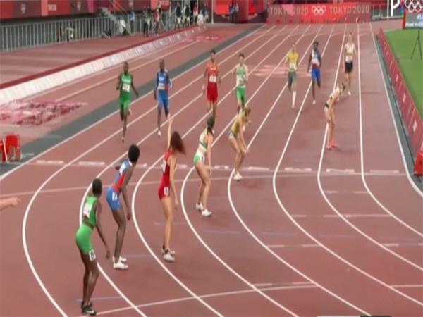 Vận động viên thực hiện trao gậy trong luật chạy tiếp sức