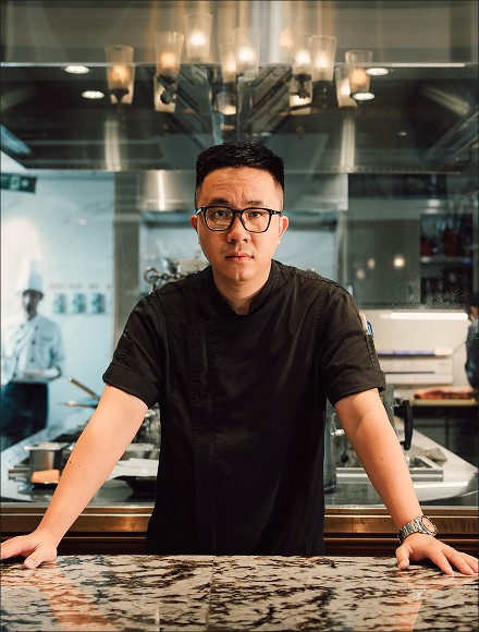 Bàn ăn được bài trí tinh tế tại nhà hàng November