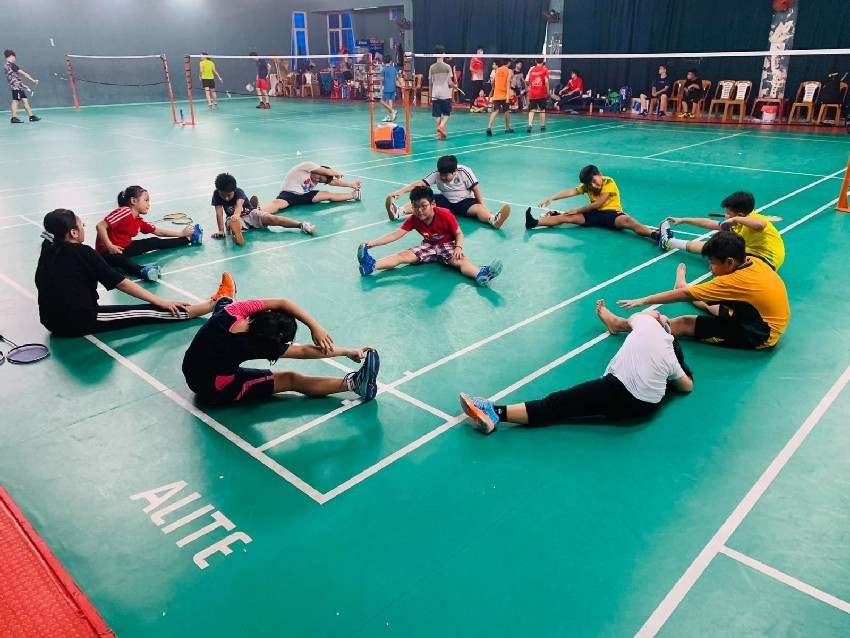 Điều đặc biệt khiến sân Chu Văn An nổi bật là không gian thoáng đãng, tạo cảm giác thoải mái và gần gũi giữa người chơi ở mọi lứa tuổi và giới tính