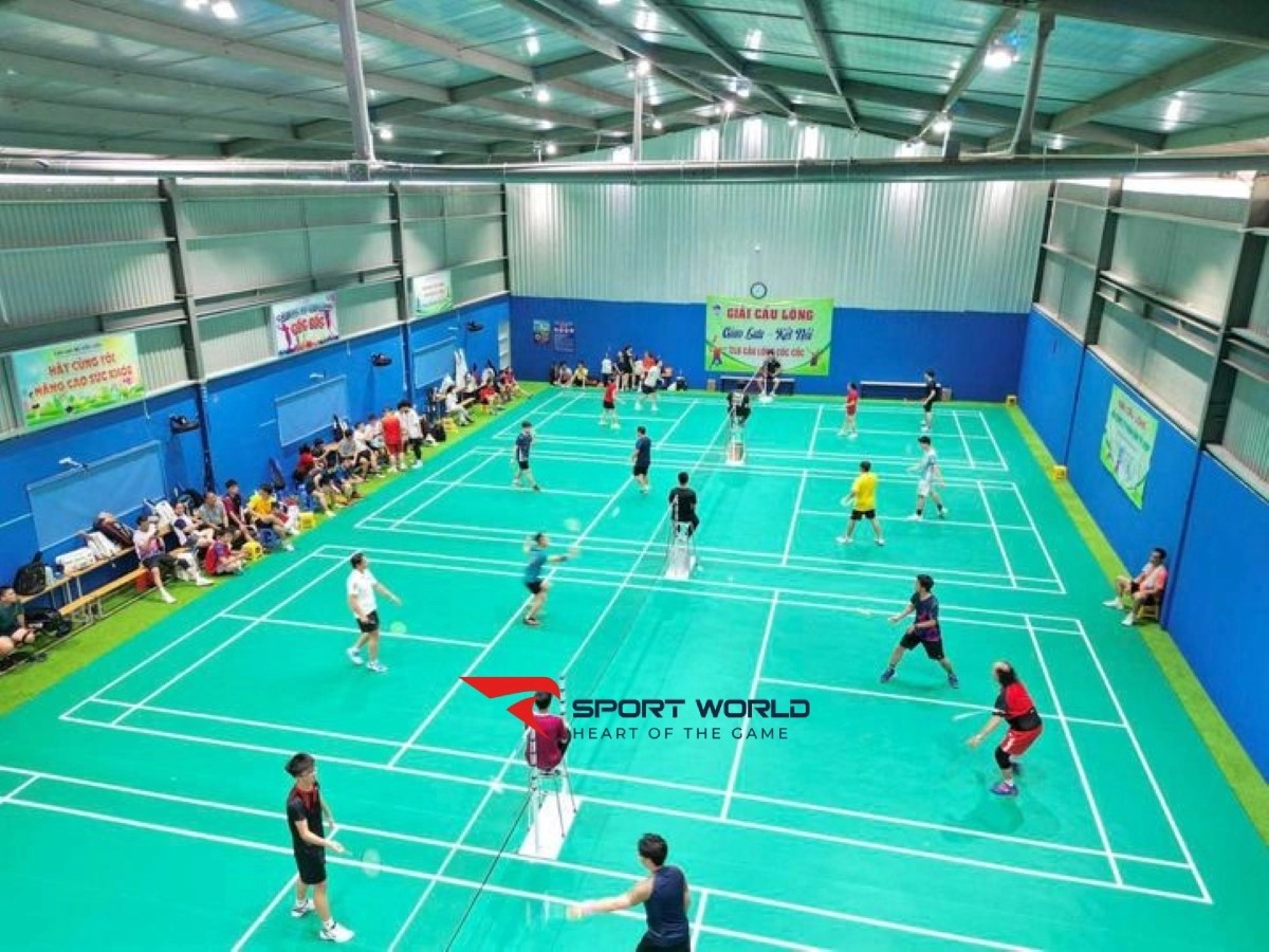 Sân cầu lông Cốc Cốc với lưới căng và không gian thoáng đãng