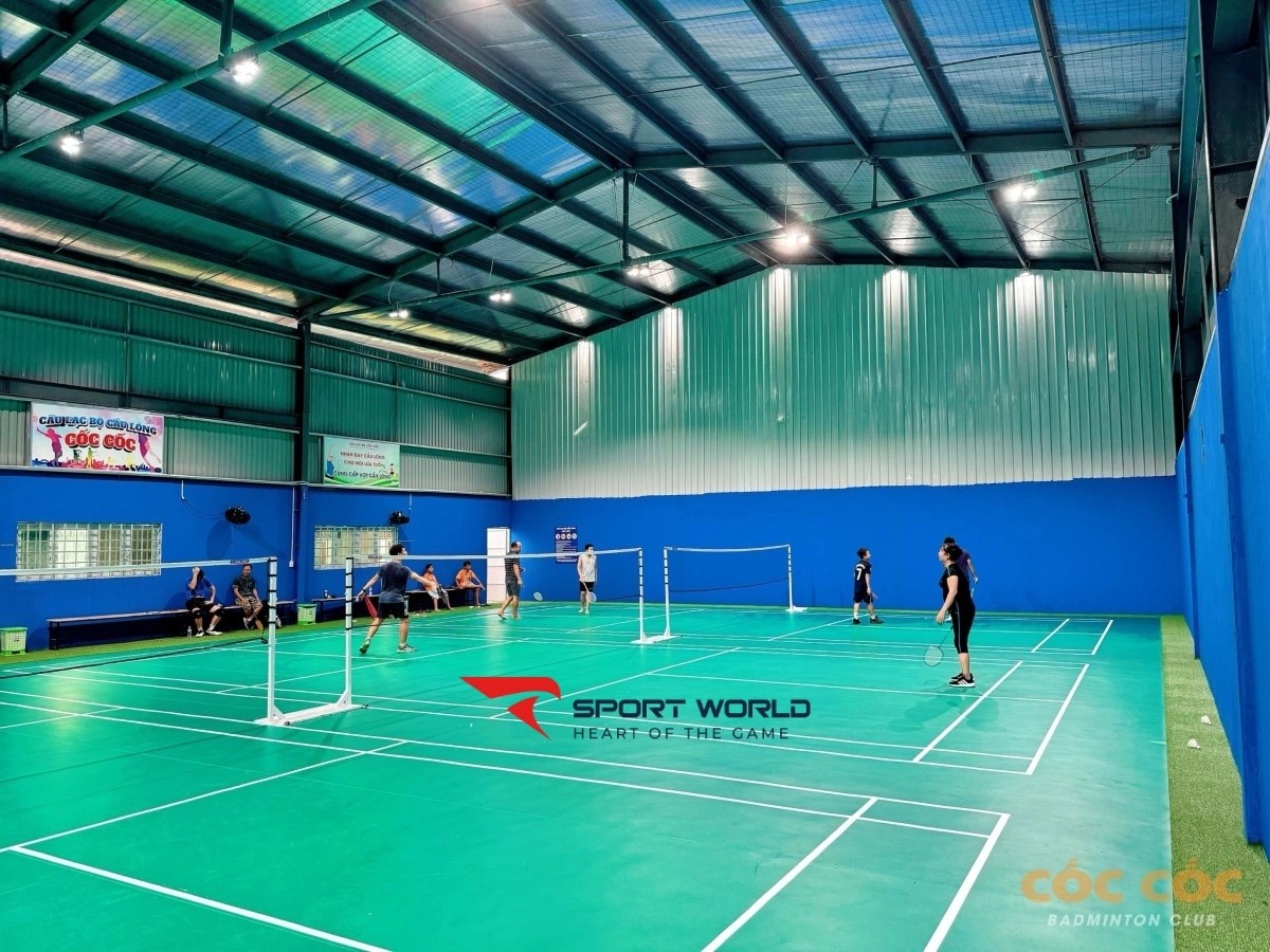 Một góc nhìn khác của Sân cầu lông Cốc Cốc, làm nổi bật màu sắc và thiết kế