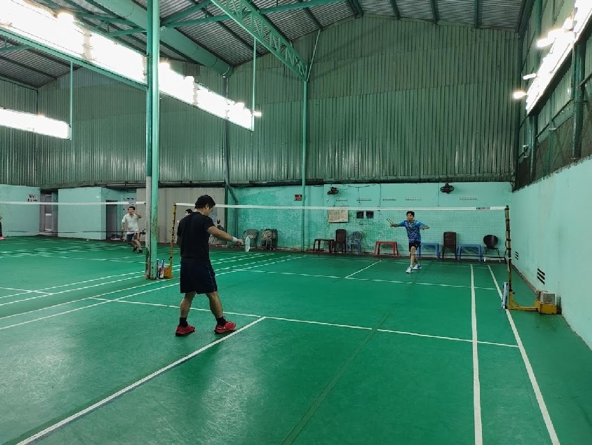 Sân Cối Đá có đèn chiếu sáng chất lượng và hệ thống thảm chống trơn trượt, giúp giảm nguy cơ chấn thương và tạo điều kiện chơi an toàn