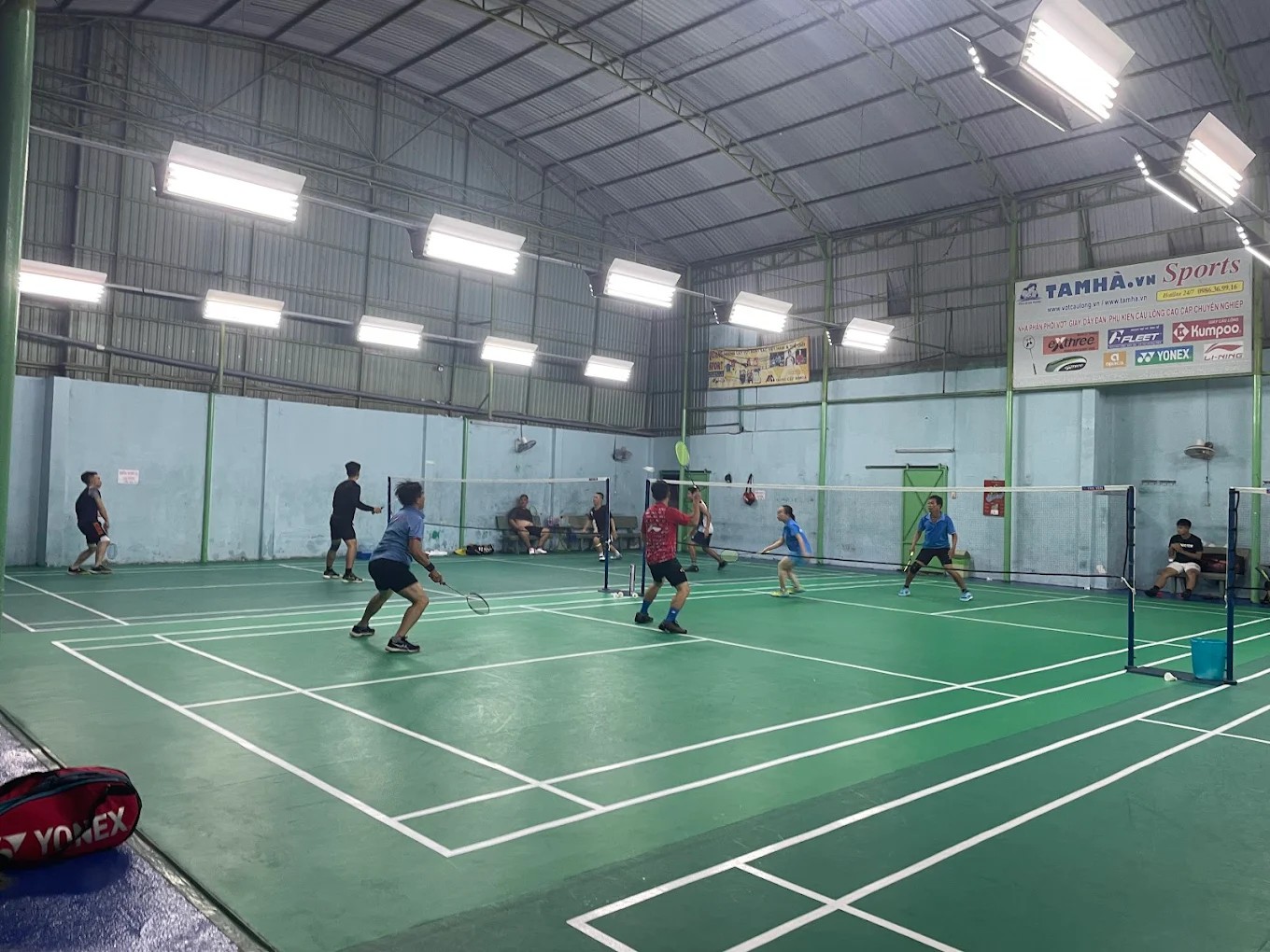 Cận cảnh một góc sân cầu lông Gia Bảo với thảm và lưới chuẩn