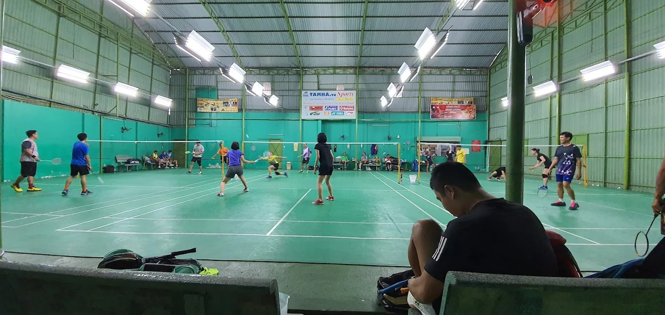 Một góc sân cầu lông Gia Bảo nhìn từ trên cao với nhiều sân được bố trí hợp lý