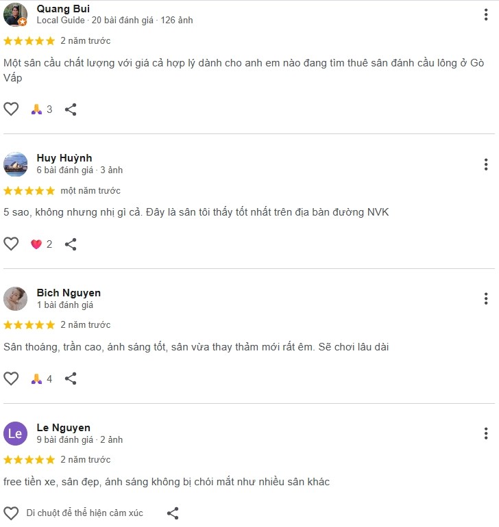 Một nhóm người chơi đang vui vẻ chụp ảnh lưu niệm tại sân cầu lông Gia Bảo