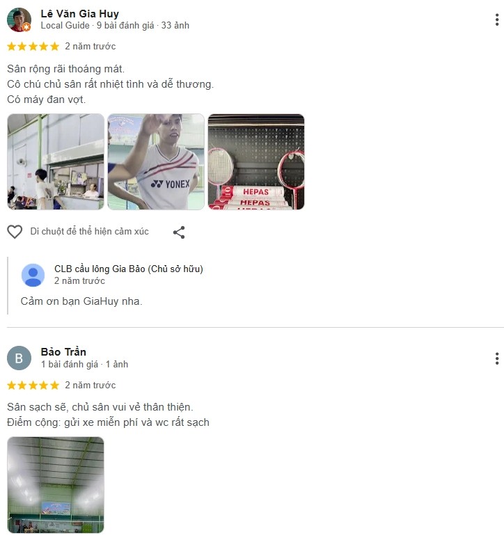 Nhóm bạn trẻ đang thư giãn sau buổi tập tại khu vực ghế ngồi của sân