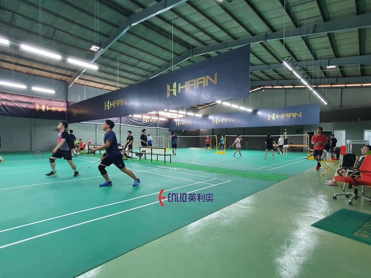 Các vạch kẻ trên sân cầu lông HAAN BADMINTON CLUB, cho thấy tiêu chuẩn thi đấu