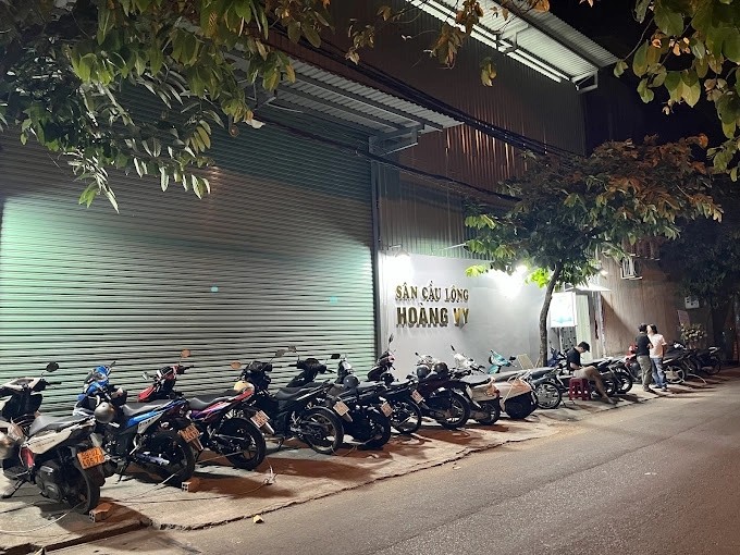 Cận cảnh bên ngoài sân cầu lông Hoàng Vy với biển hiệu nổi bật