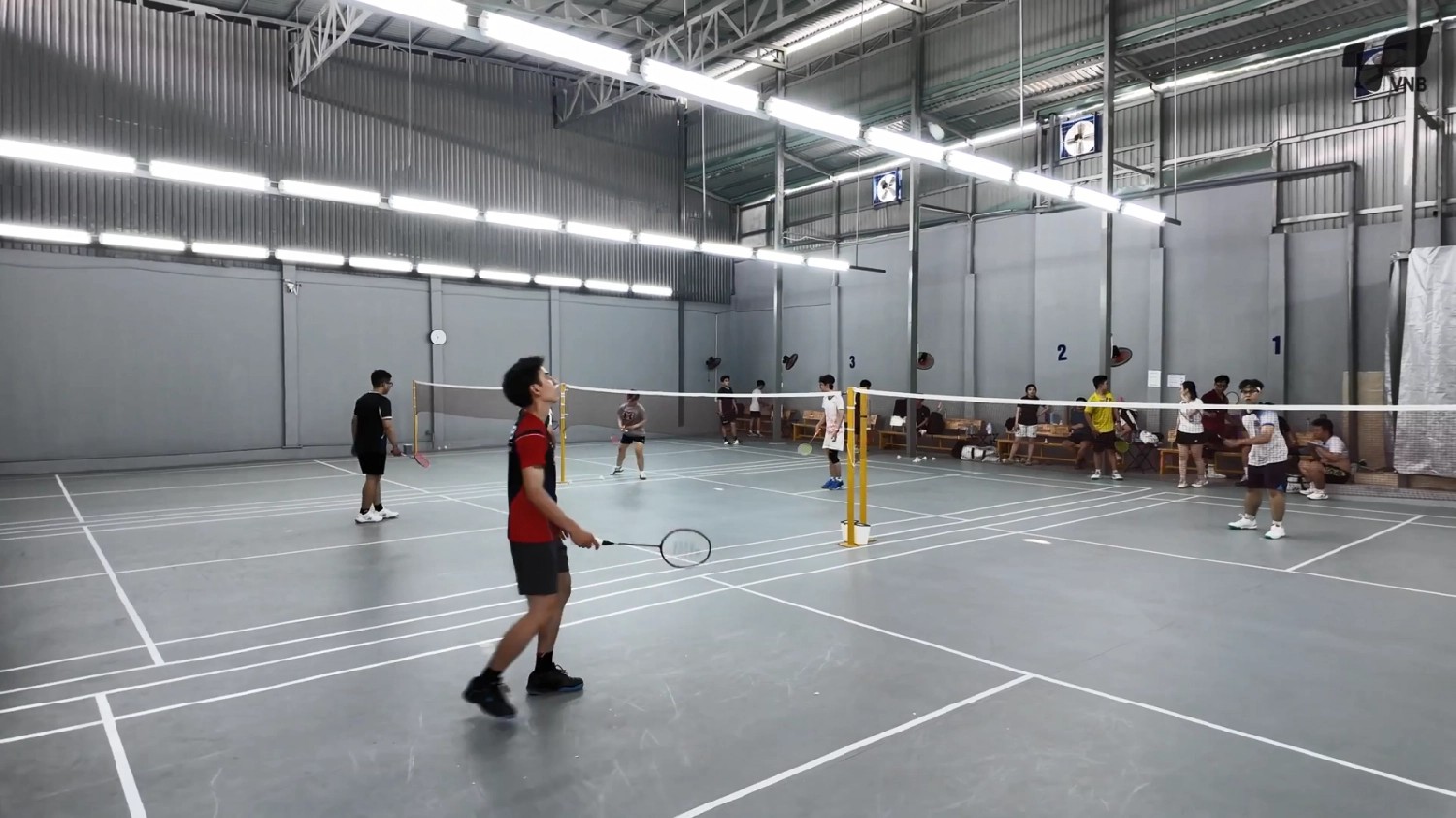 Không gian bên trong sân cầu lông Hoàng Vy với ánh sáng tốt