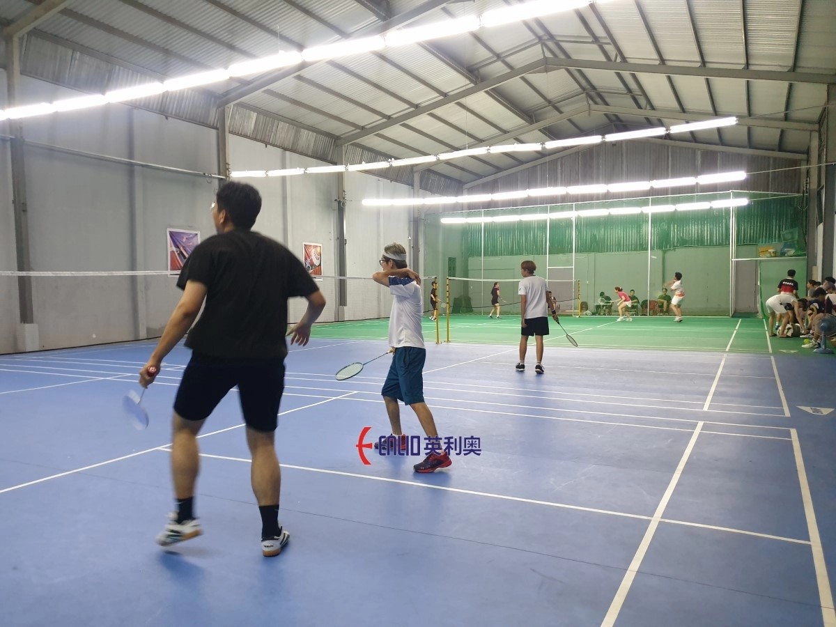 Một góc khác của sân cầu lông Huy Phú, cho thấy không gian và chất lượng mặt sân