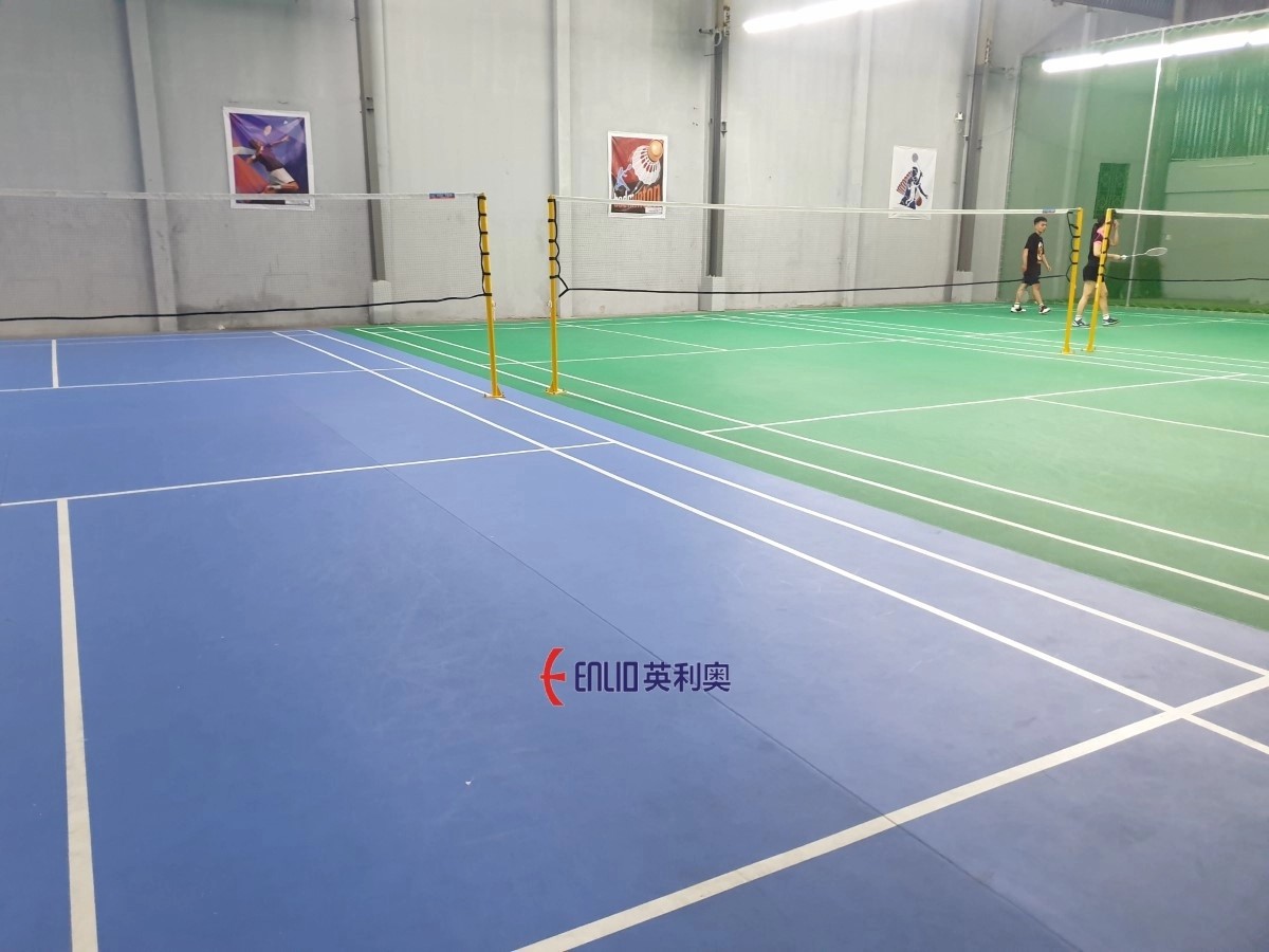 Cận cảnh một phần sân cầu lông Huy Phú với ánh sáng tốt