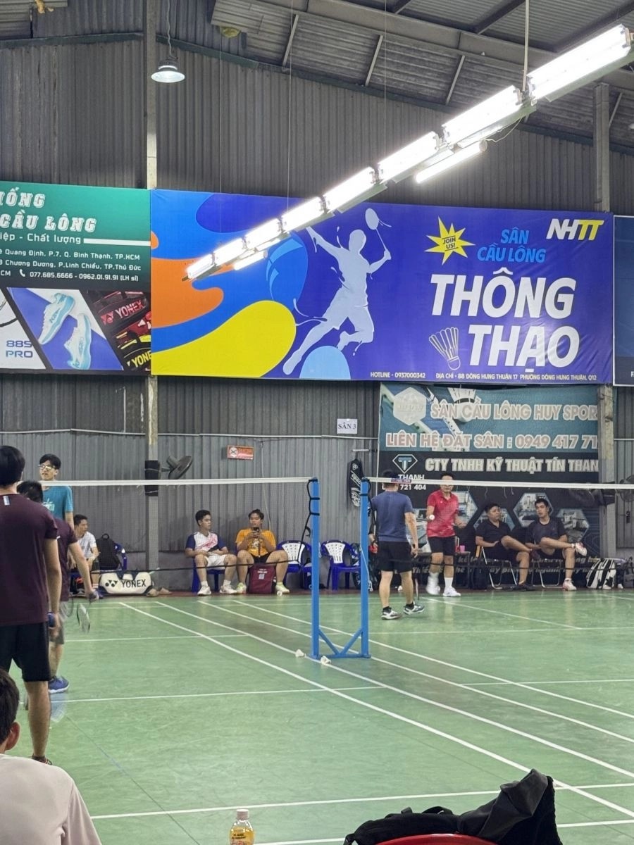 Cận cảnh khu vực tiện ích tại sân cầu lông Thông Thạo