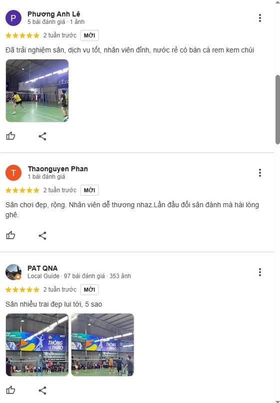 Lông thủ đang thi đấu trên sân cầu lông Thông Thạo