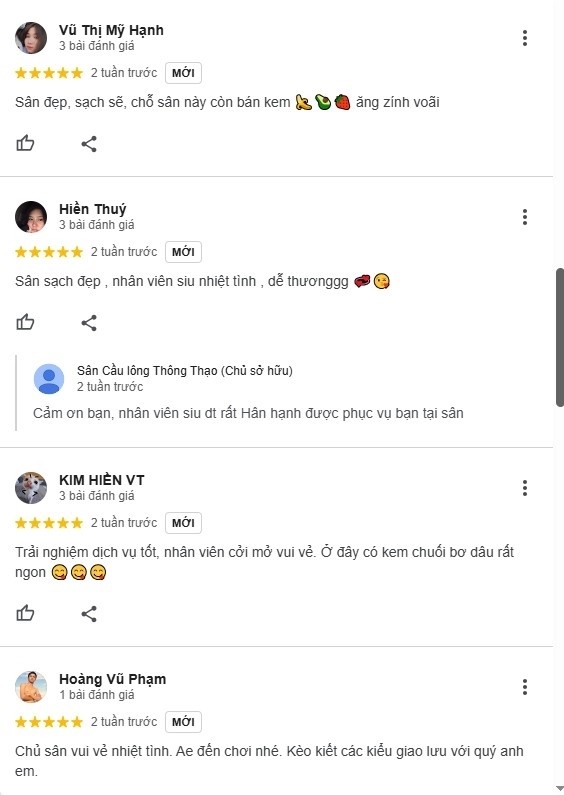 Bảng điểm thi đấu và khu vực khán giả tại sân cầu lông Thông Thạo