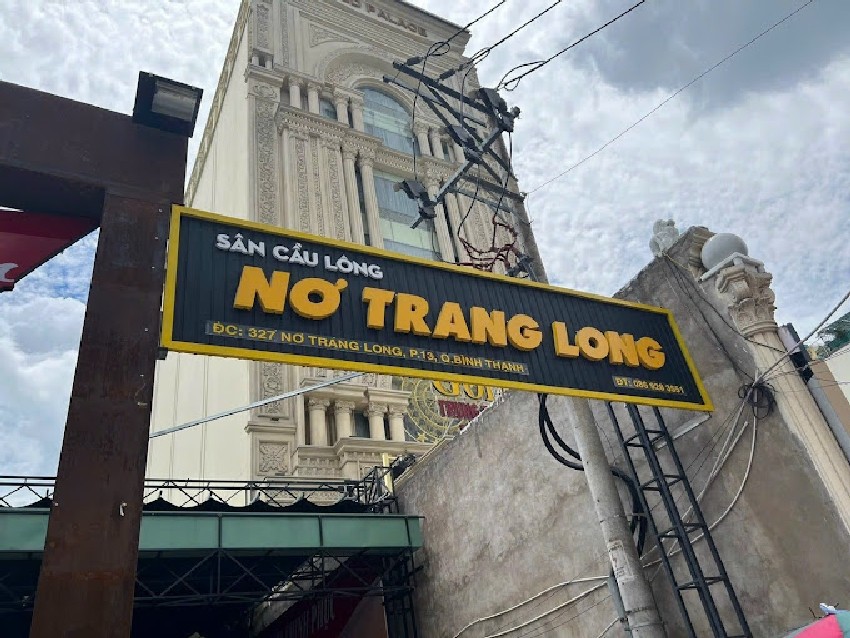 Sân cầu lông Nơ Trang Long là một cơ sở mới nhưng đã nhận được sự đánh giá khá tích cực về chất lượng và dịch vụ