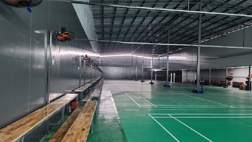 Sân cầu lông Nơ Trang Long được bố trí đầy đủ quạt và hệ thống ghế ngồi để phục vụ cho nhu cầu chơi và nghỉ ngơi của các vợt thủ