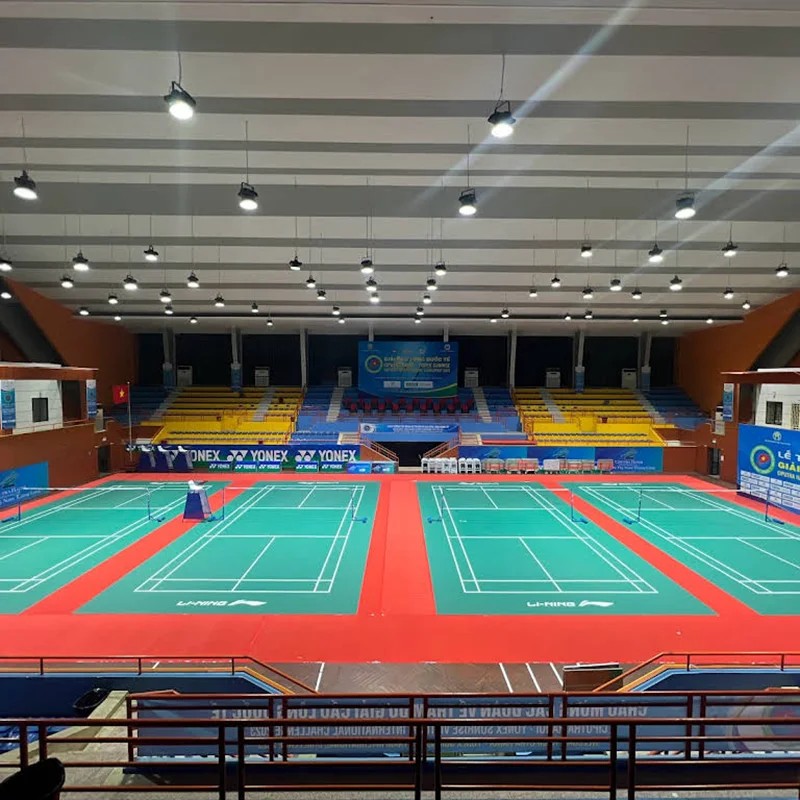 Sân cầu lông Nhà Thi Đấu Tây Hồ với thảm đạt chuẩn và không gian thi đấu chuyên nghiệp