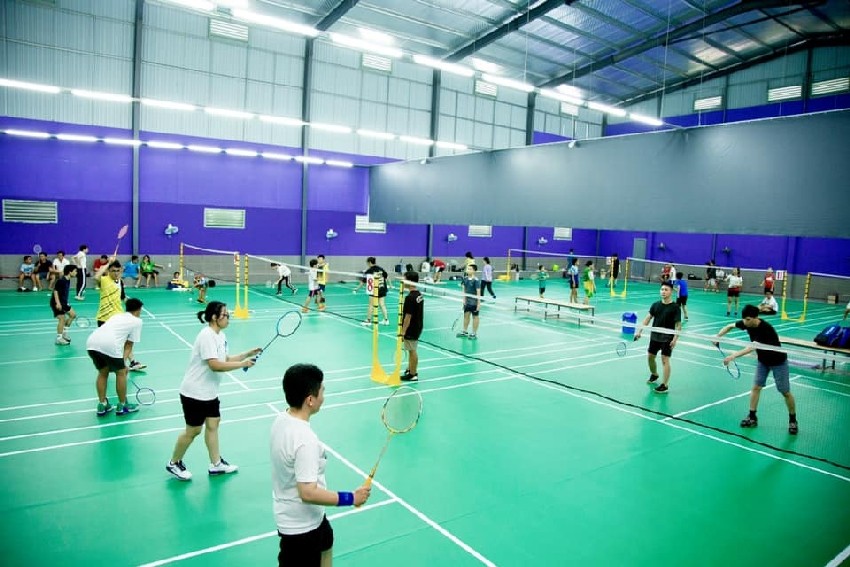 Diện tích rộng rãi của sân tạo nên không gian lý tưởng cho việc tổ chức các giải đấu, cuộc thi, hay các sự kiện giao lưu cầu lông