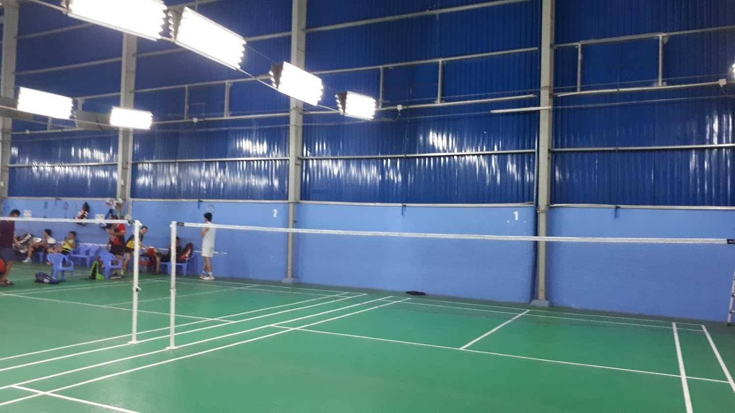 Sân được trang bị đèn chiếu sáng chất lượng, giúp mở rộng thời gian chơi và tạo điều kiện thuận lợi cho các buổi tập vào cả ban ngày và ban đêm