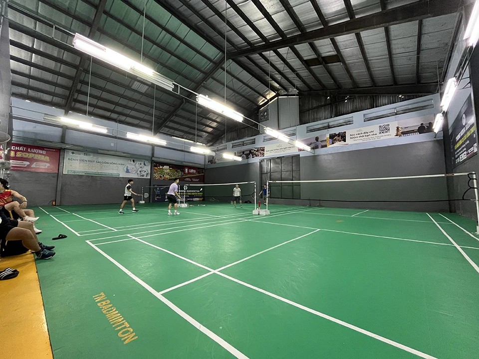 san cau long trong nghia badminton 2