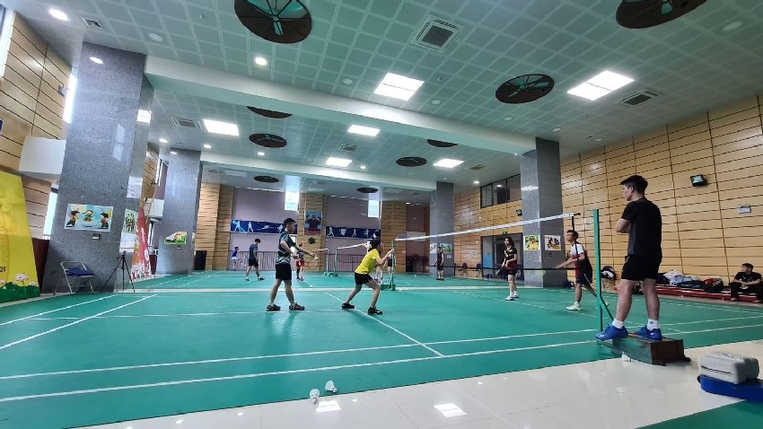 Không gian sân tương đối rộng là một ưu điểm quan trọng, đặc biệt đối với cầu lông, nơi di chuyển linh hoạt và địa điểm thuận lợi cho các trận đấu