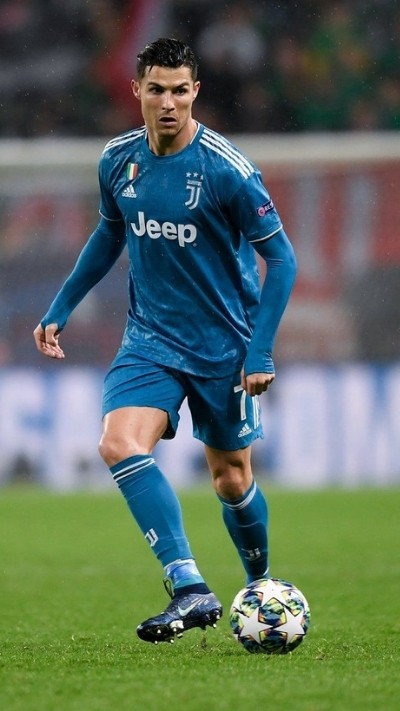 Tải ngay hình nền Ronaldo 4K trên sân cỏ