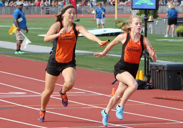 Vận động viên thực hiện kỹ thuật trao và nhận gậy