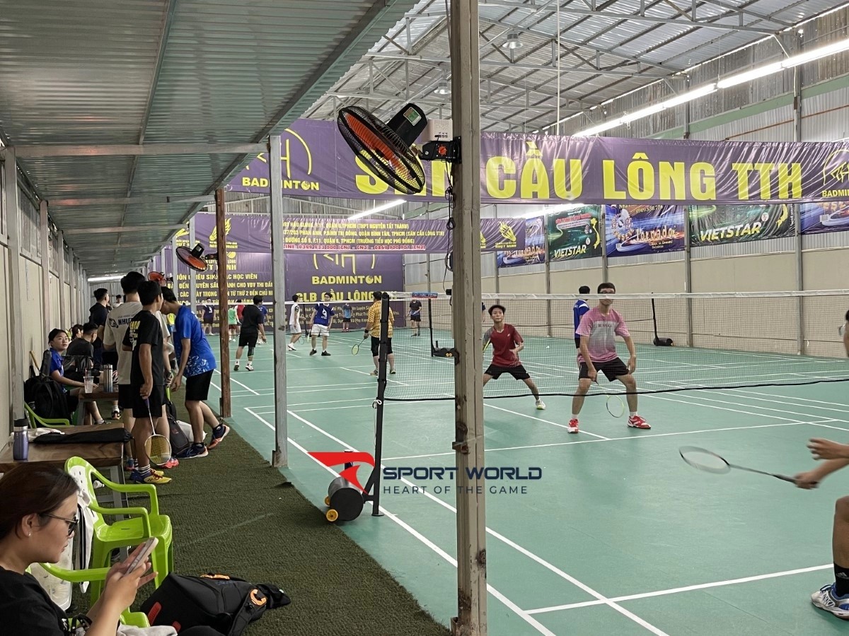 Người chơi đang thực hiện cú đánh trên sân tại Trung Tâm Huấn Luyện Cầu Lông TTH