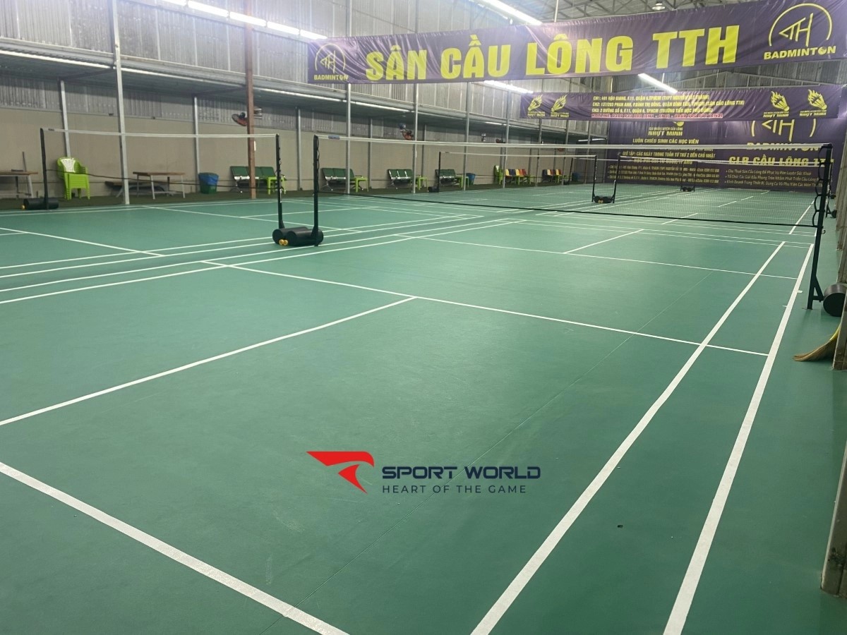Cận cảnh mặt sân và khu vực xung quanh tại Trung Tâm Huấn Luyện Cầu Lông TTH