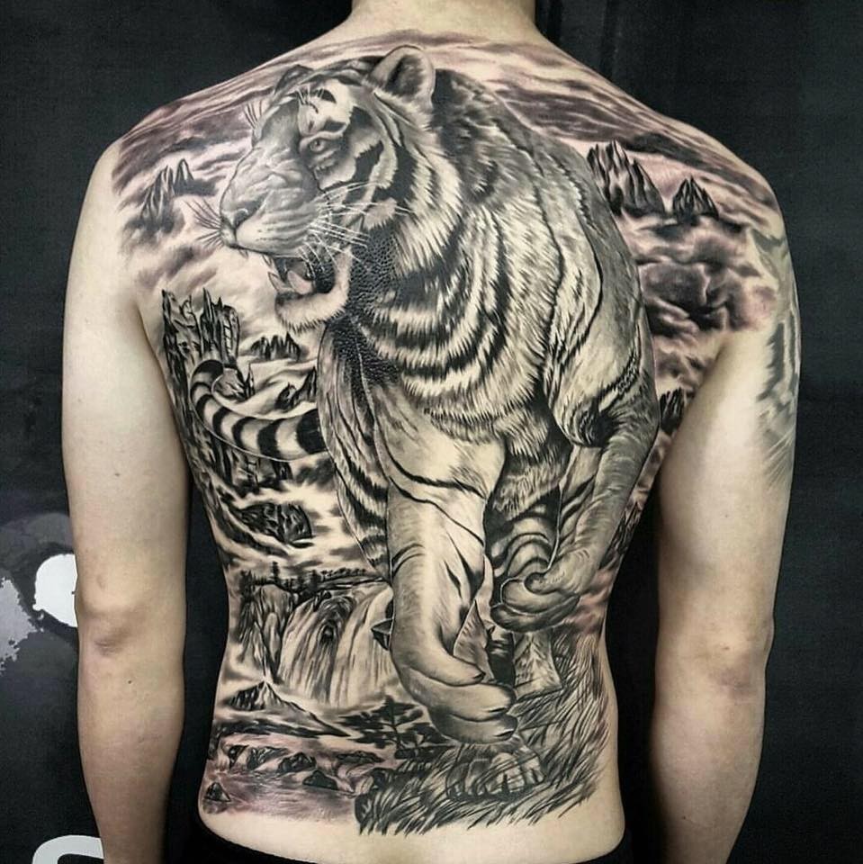 Hình xăm phong thủy cho tuổi Tân Tỵ