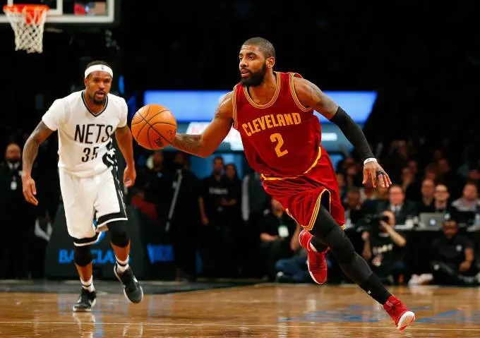 Nếu một cầu thủ thuộc đội kiểm soát bóng trên sân và liên tục ở trong khu vực giới hạn của đối phương quá 3 giây, sẽ bị coi là vi phạm luật 3 giây