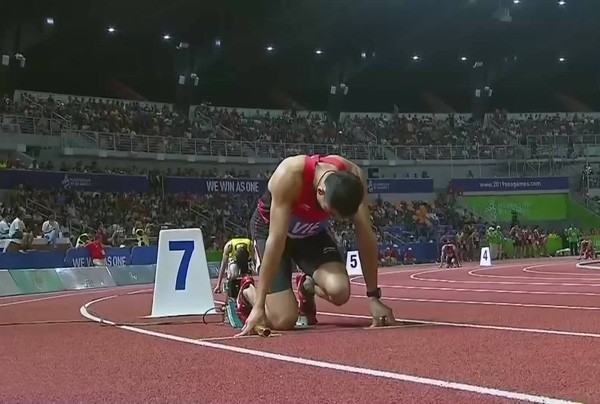 Vận động viên thực hiện kỹ thuật xuất phát trong chạy tiếp sức