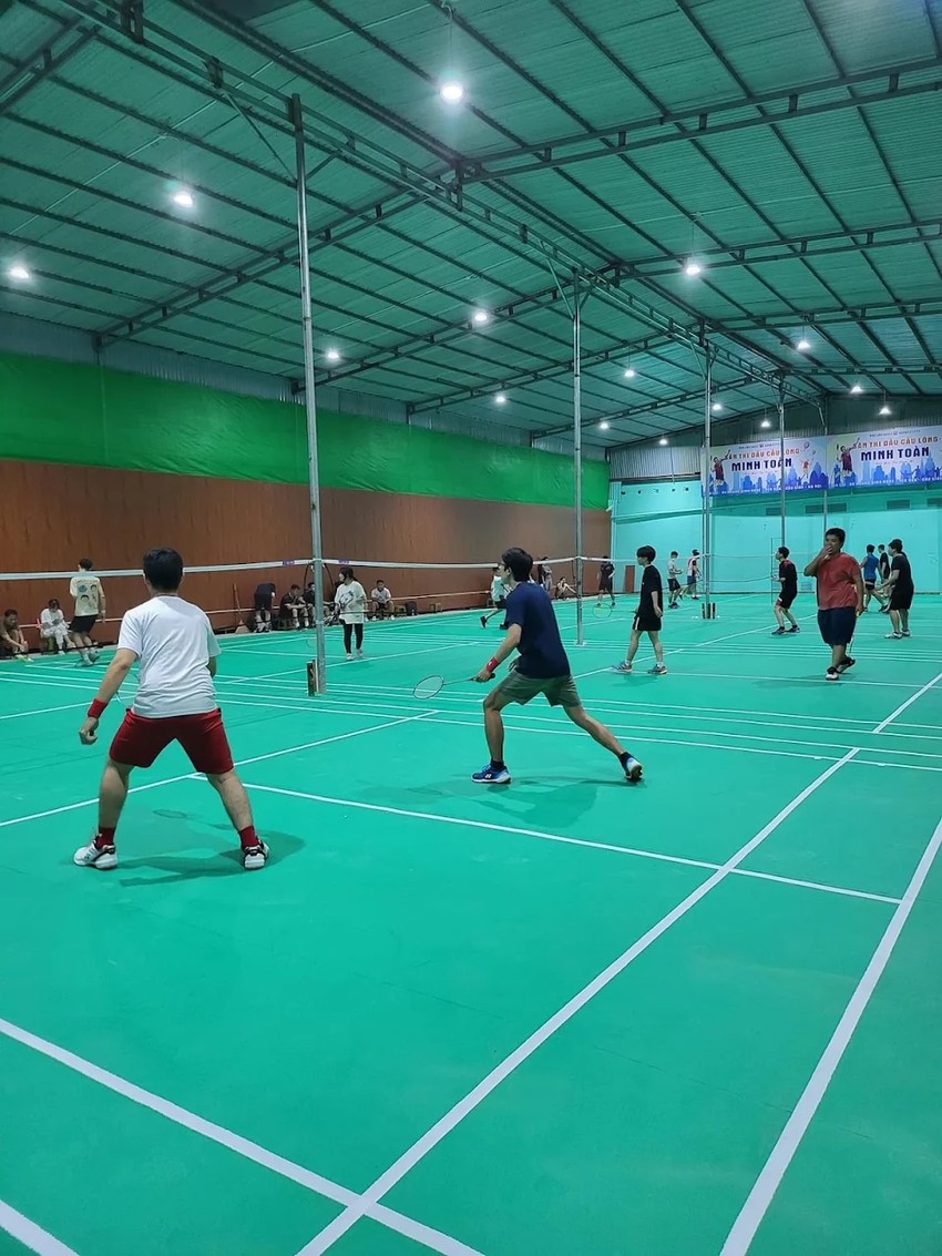 Sân cầu lông Minh Toàn có sức chứa khá lớn