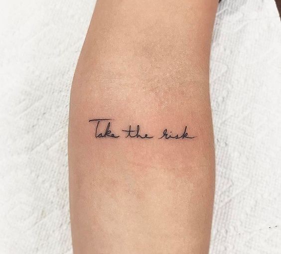 Hình xăm chữ 'Take the risk' theo phong cách tối giản